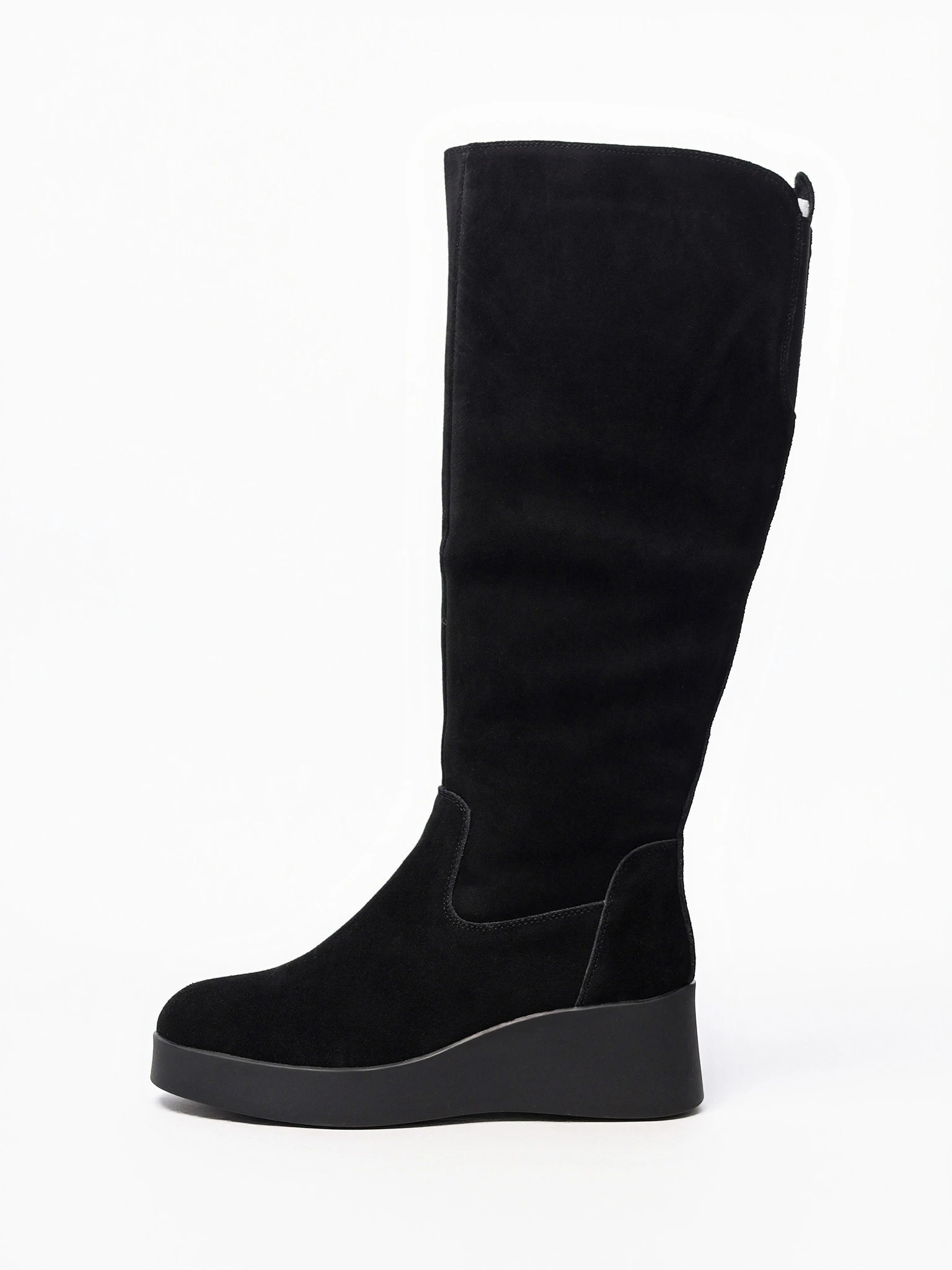 Сапоги черного цвета из натуральной замши на высокой платформе